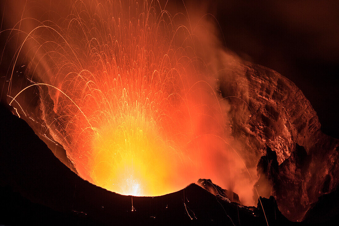 Ausbruch des Vulkan Stromboli, 19.10.2016, Insel Stromboli, Liparische Inseln, Äolische Inseln, Tyrrhenisches Meer, Mittelmeer, Italien, Europa