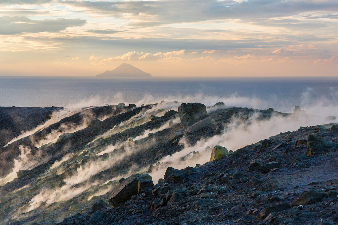 Schwefelausblühungen und Schwefeldämpfe am Kraterrand des Gran Cratere auf Vulcano, Blick auf Filicudi, Liparische Inseln, Äolische Inseln, Tyrrhenisches Meer, Mittelmeer, Italien, Europa