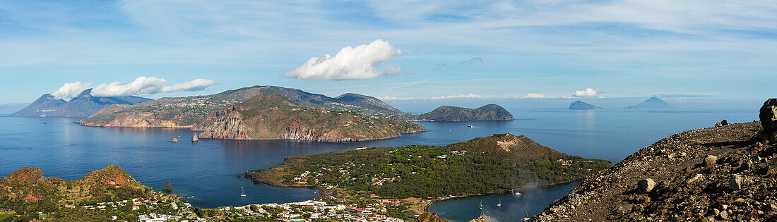 Blick von Vulcano auf Salina, Lipari, Panarea und Stromboli, Liparische Inseln, Äolische Inseln, Tyrrhenisches Meer, Mittelmeer, Italien, Europa