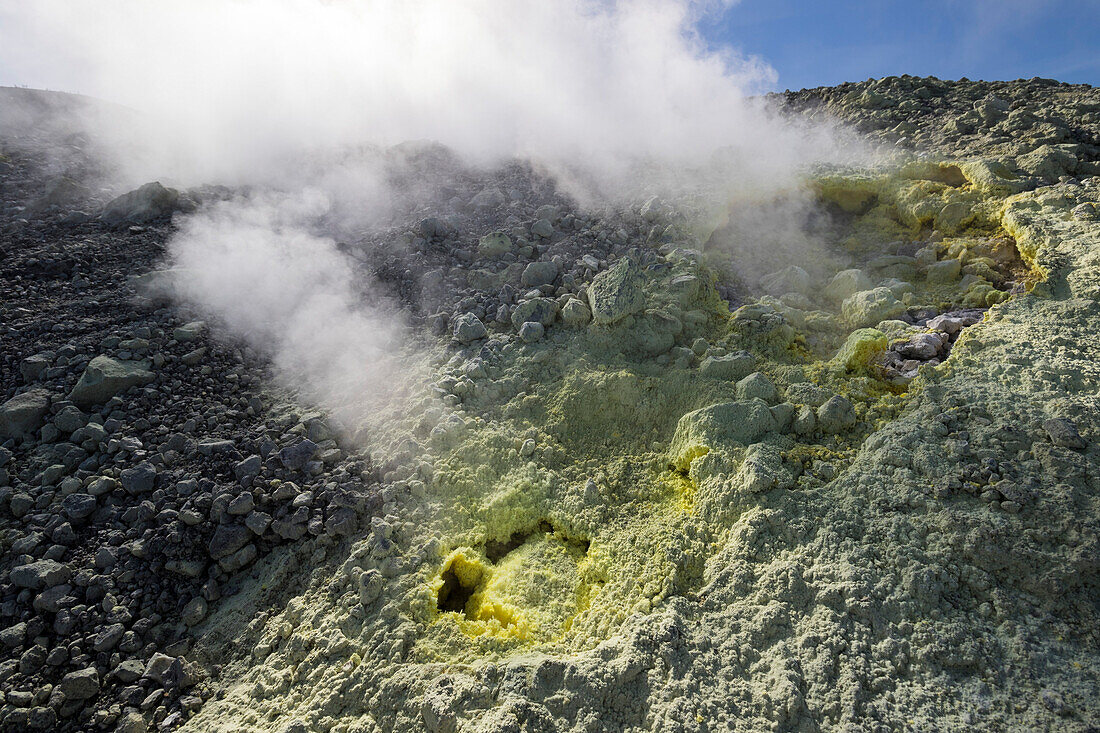 Schwefelausblühungen und Schwefeldämpfe am Kraterrand des Gran Cratere, Liparische Inseln, Insel Vulcano, Äolische Inseln, Tyrrhenisches Meer, Mittelmeer, Italien, Europa