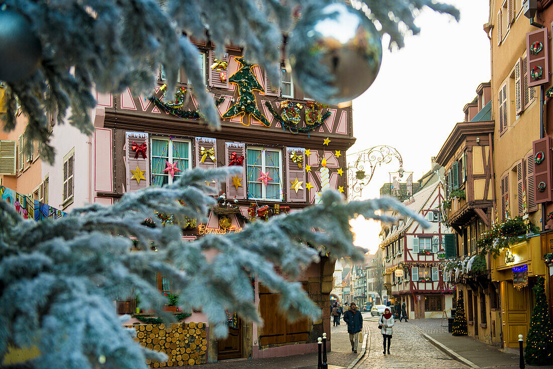 Weihnachtlich geschmückte Fachwerkhäuser, Altstadt in Colmar, Elsass, Frankreich
