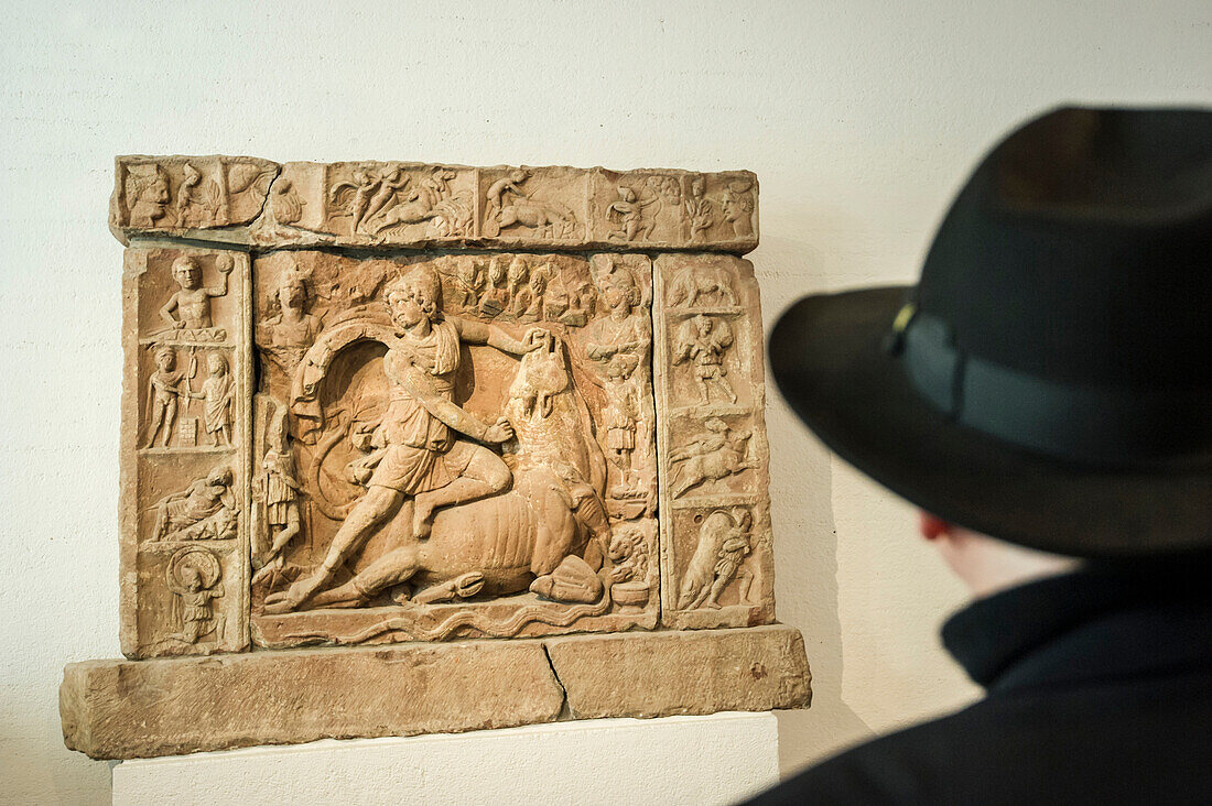 Neuenheimer Mithrasstein, 2. Jahrhundert n. Chr., Badisches Landesmuseum, Karlsruhe, Baden-Württemberg, Deutschland