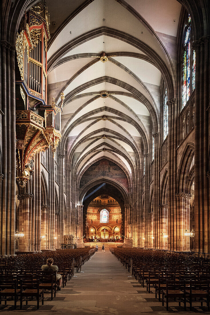 Orgel und Kirchenschiff, Innenansicht im Straßburger Münster, Straßburg, Elsass, Frankreich