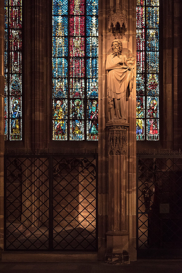 Skulptur und kunstvolle Fenster, Innenansicht im Straßburger Münster, Straßburg, Elsass, Frankreich