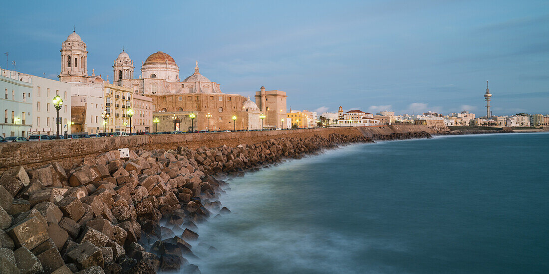 Stadtbild von Cadiz, barocke Kathedrale, Paseo Campo del Sur, Dämmerung, Andalusien Spanien