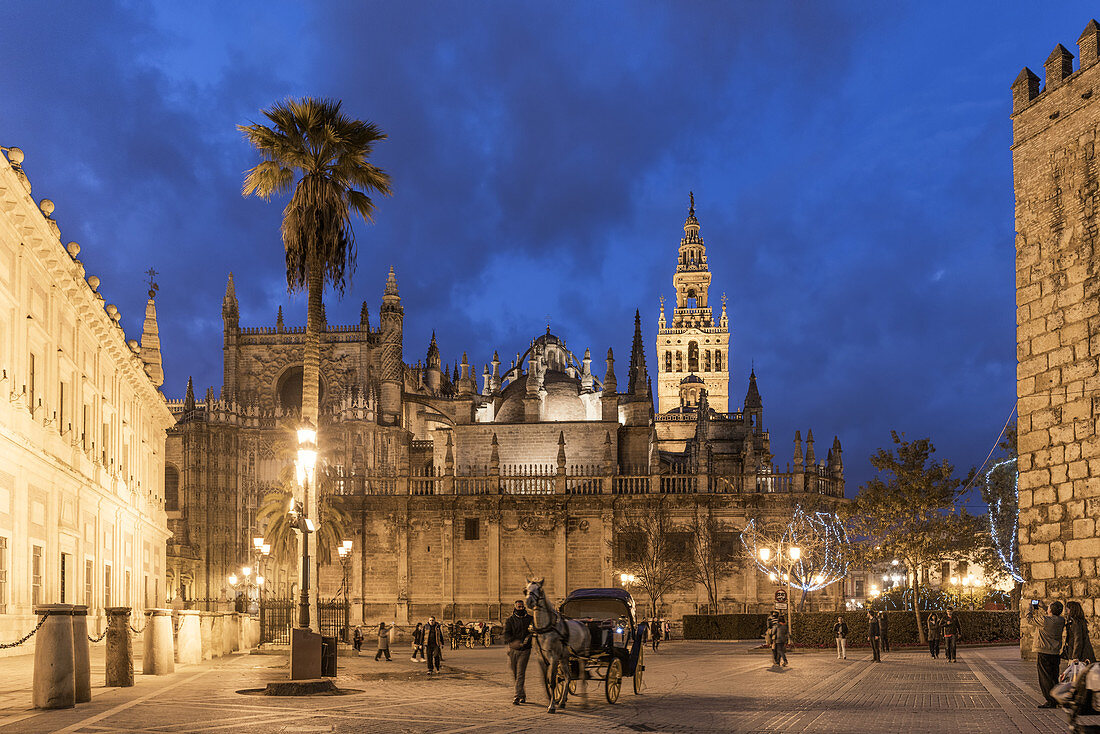 Kathedrale von Sevilla, größte gotische Kathedrale in der Welt, Giralda, Uhrturm, Kutsche, Sevilla, Andalusien Spanien
