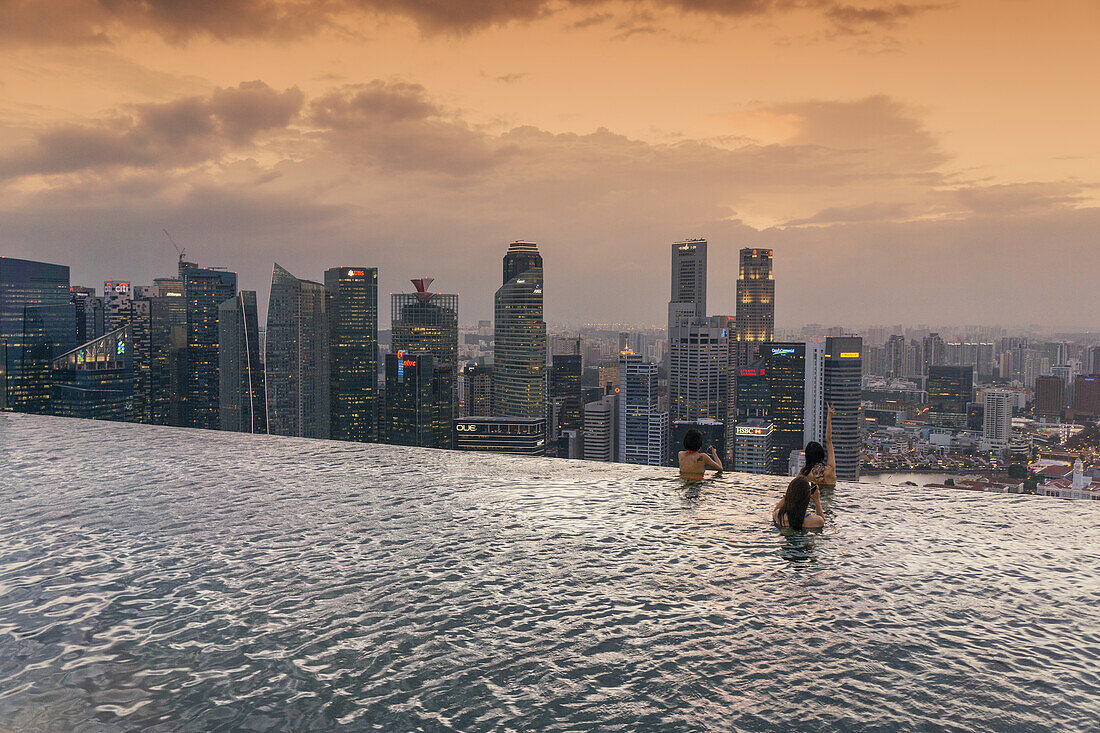 Marina Bay Sands, Infinity Pool, Roof Terasse, Sonnenuntergang, Skyline, asiatische Touristen, Marina Bay, Singapur, Singapur, Südasien