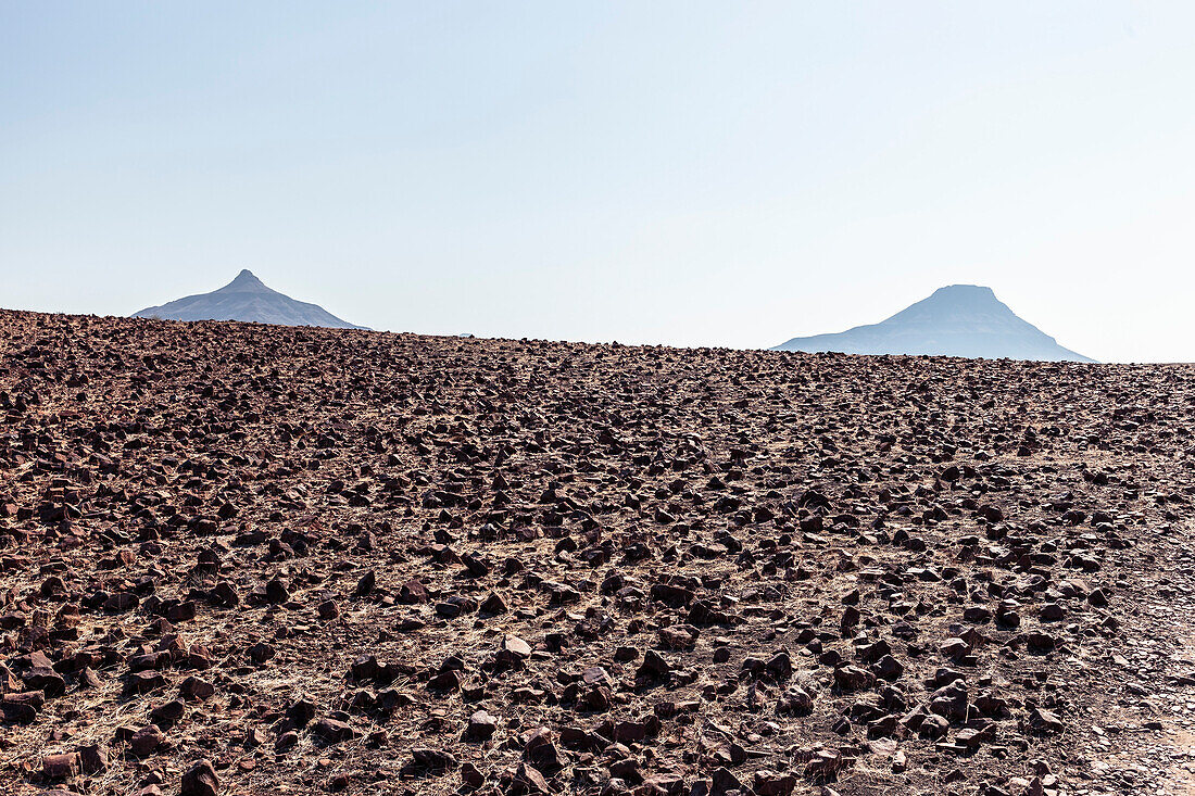 Zwei Berggipfel in der weite Steinwüste des Damaraland, Kunene, Namibia