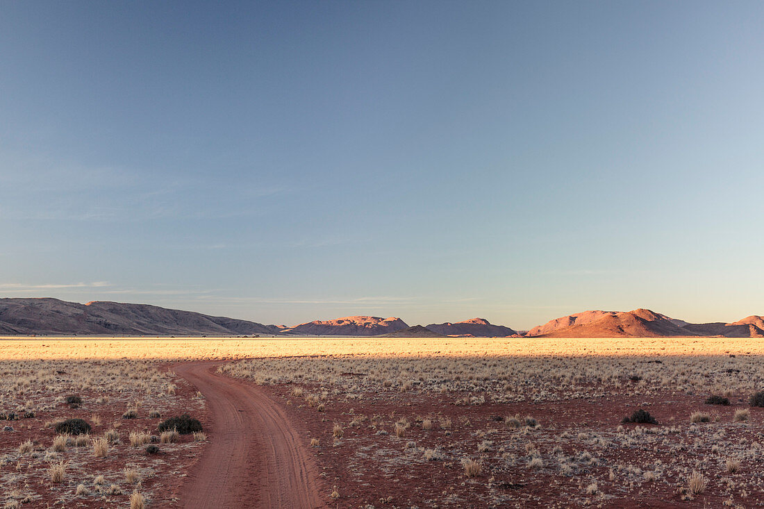 Anfahrt zur Koiimasis Ranch im Abendlicht, Karas, Namibia