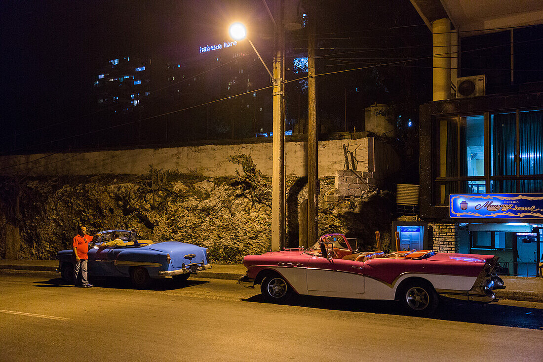 Taxis bei Nacht, Havana Centrum, Kuba