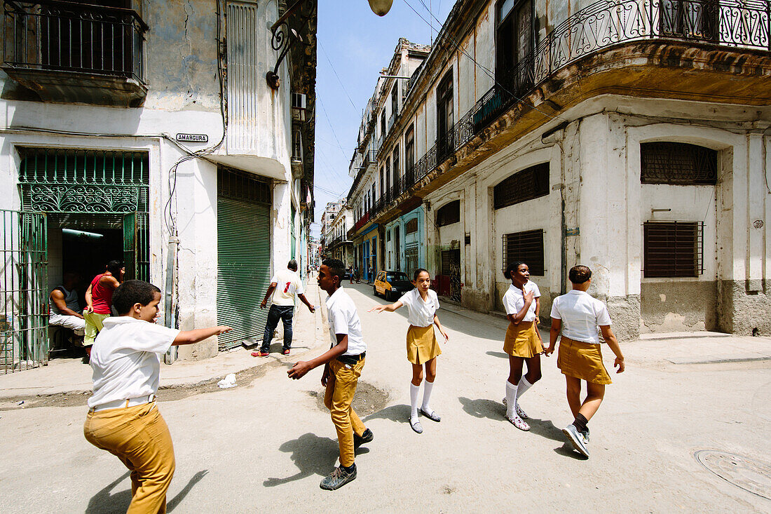 Schüler auf dem Weg zur Schule, La Havana Vieja, Havana, Kuba