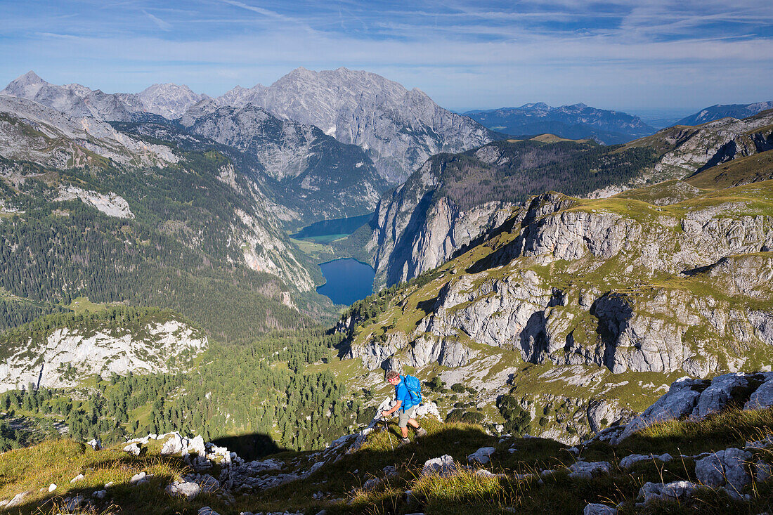 Watzmann, Königssee, Obersee, Wanderer am Zustieg Großes Teufelshorn, Nationalpark Berchtesgaden, Berchtesgadener Land, Bayern, Deutschland, Europa