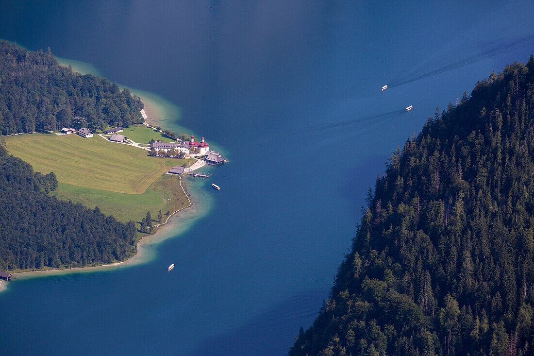 Königssee, St. Bartholomä, Blick vom Halsköpfl, Nationalpark Berchtesgaden, Berchtesgadener Land, Bayern, Deutschland, Europa