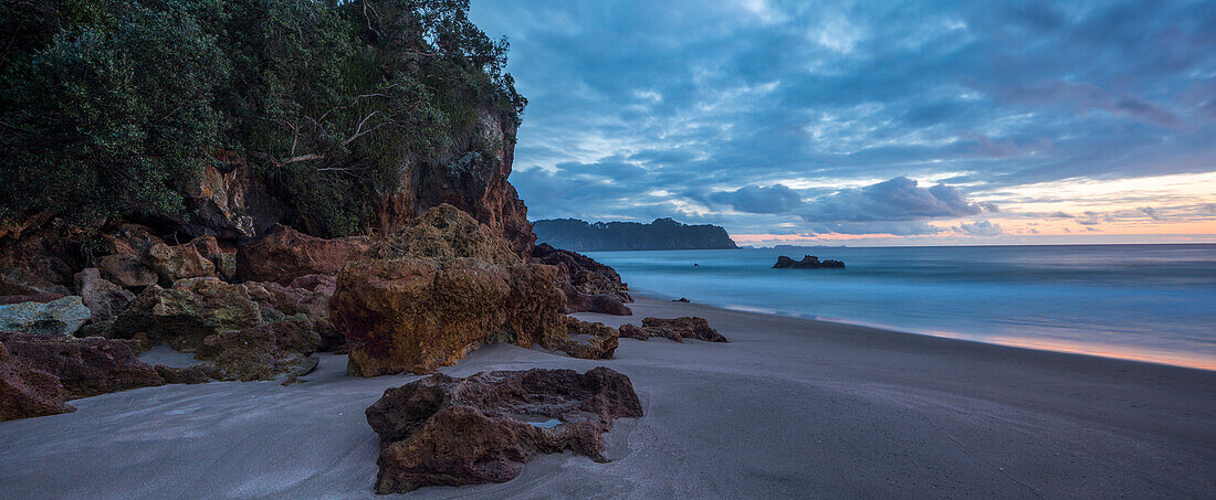 Hot Water Beach in der Dämmerung, Whitianga, Thames-Coromandel District, Coromandel Peninsula, Nordinsel, Neuseeland, Ozeanien