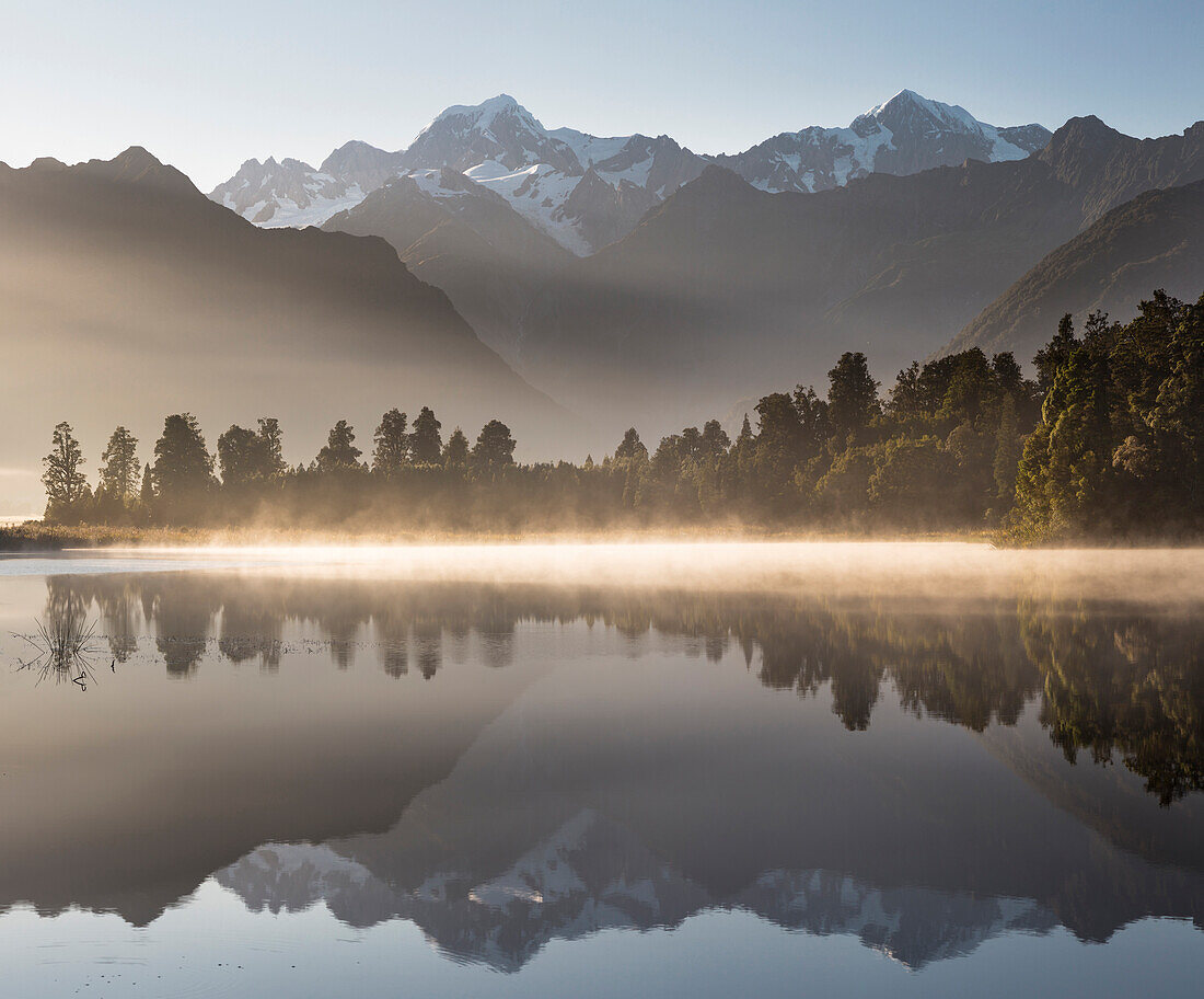 Lake Matheson mit Spiegelung, Mount Cook, Mount Tasman, Westland Tai Poutini National Park, Westküste, Südinsel, Neuseeland, Ozeanien