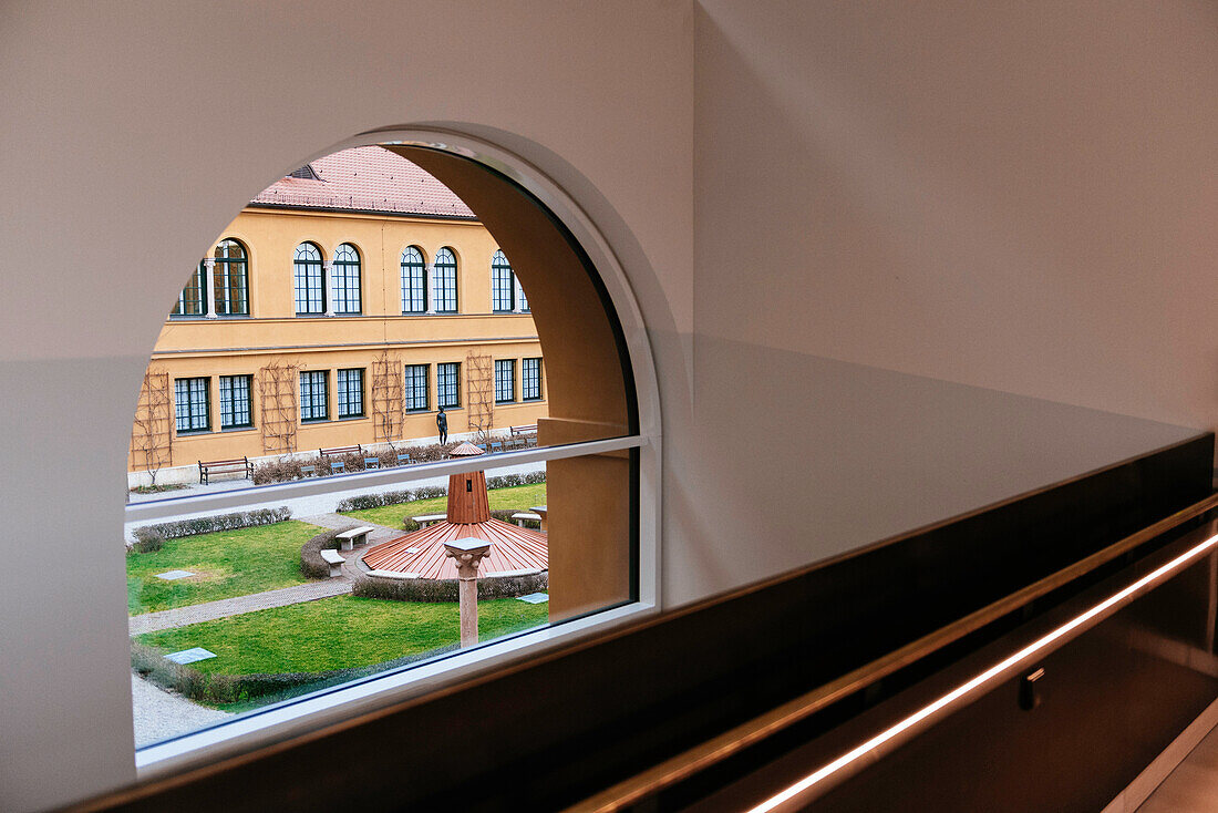 Blick durchs Fenster auf den Garten im Italienischen Stil des Lenbauchhaus, München