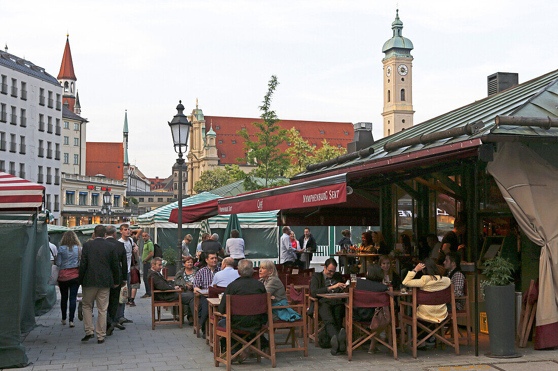 Winebar, Viktualienmarkt, Heilig-Geist-church in the background, Munich, Upper Bavaria, Bavaria, Germany