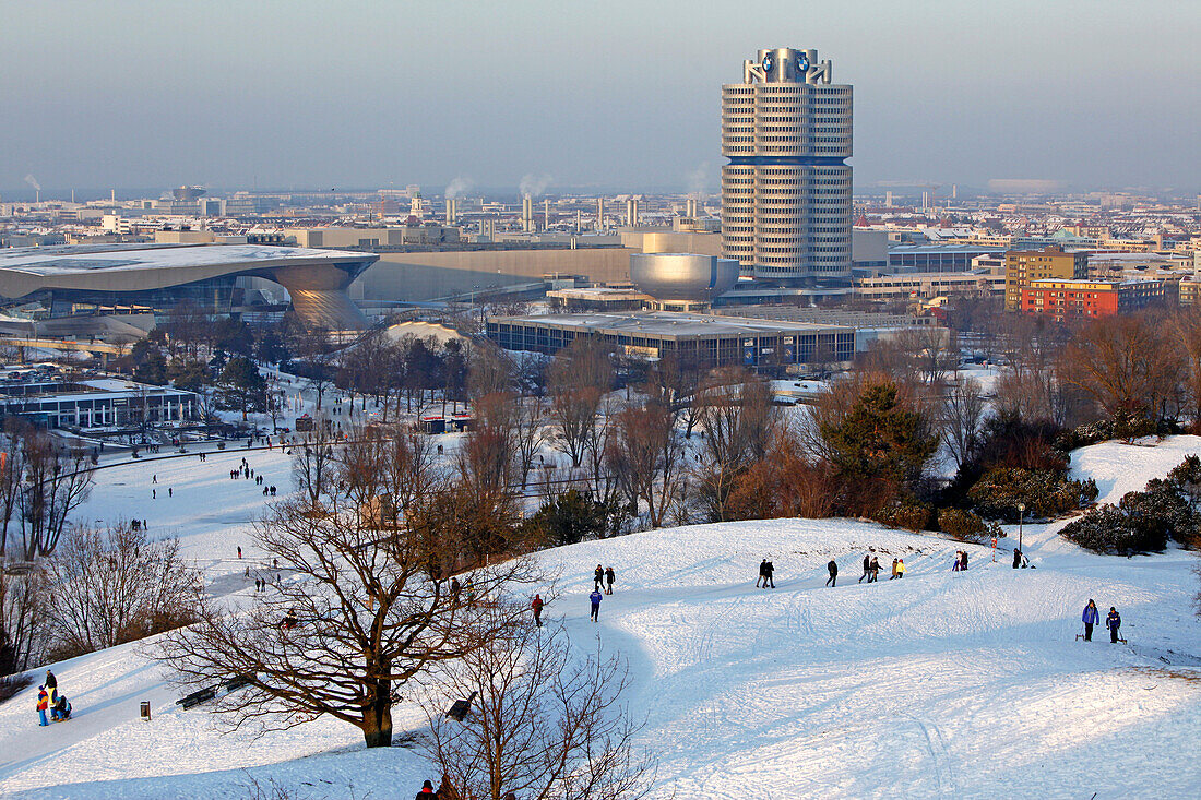 Winter im Olympiapark, Blick auf die Zentrale von BMW, München, Oberbayern, Bayern, Deutschland