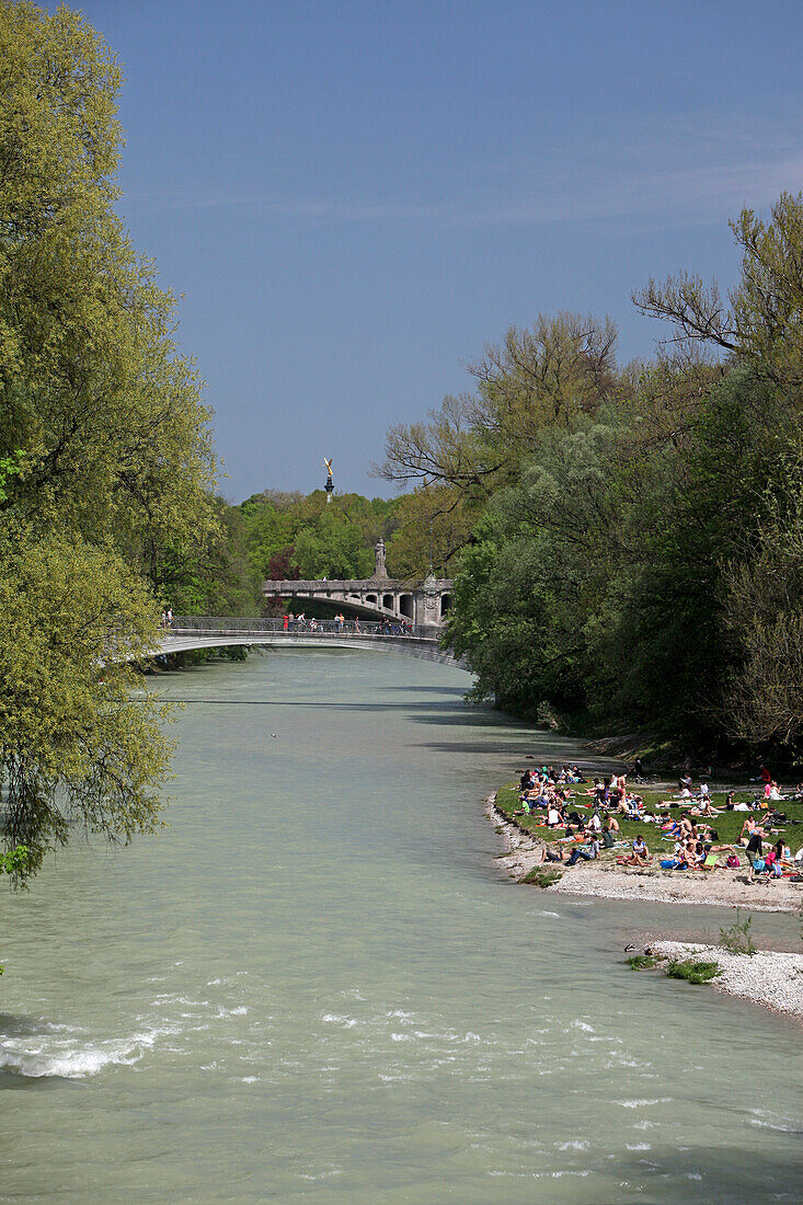 Sonnenbadende an der Isar bei Müllersches Volksbad, Kabelsteg- und Maximiliansbrücke, Haidhausen, München, Oberbayern, Bayern, Deutschland