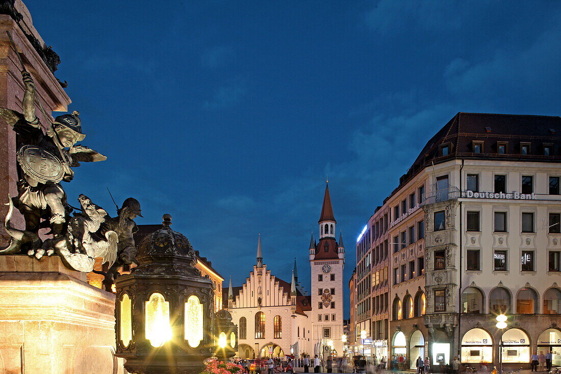 Sockel der Mariensäule auf dem Marienplatz, Blick auf das Alte Rathaus, München, Oberbayern, Bayern, Deutschland