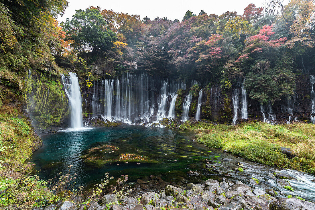 Shiraito Wasserfälle im Herbst, Fujinomiya, Shizuoka Präfektur, Japan
