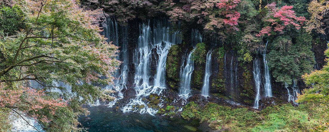 Shiraito Wasserfälle vom Aussichtspunkt im Herbst, Fujinomiya, Shizuoka Präfektur, Japan