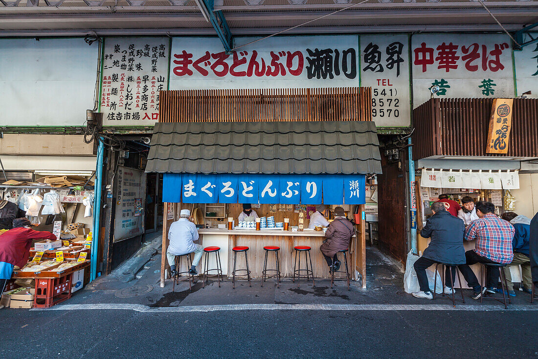 Leute Essen im Restaurant Magurodon Segawa im Tsukiji Außenmarkt, Chuo-ku, Tokio, Japan