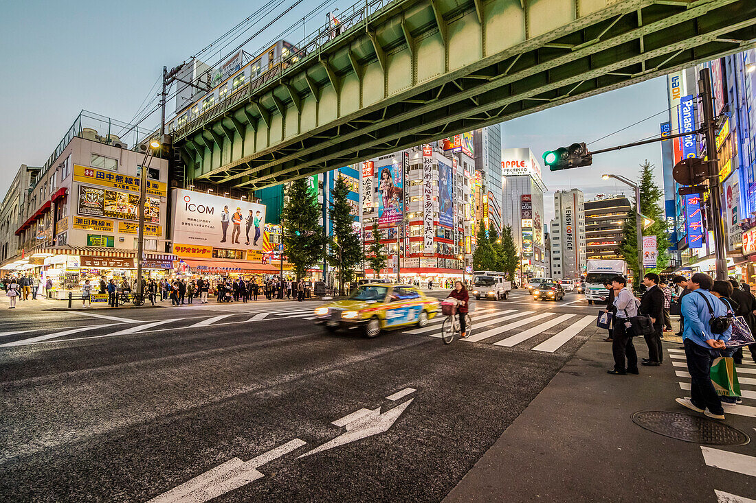 Straße Chuo-Dori mit Taxi und Sobu-Eisenbahnlinie in Akihabara, Chiyoda-ku, Tokio, Japan