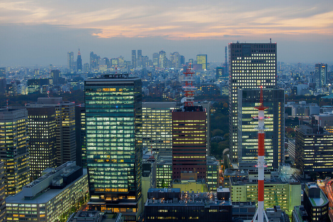 Stadtansicht in Richtung Shinjuku vom Mandarin Oriental, Nihonbashi, Tokio, Japan