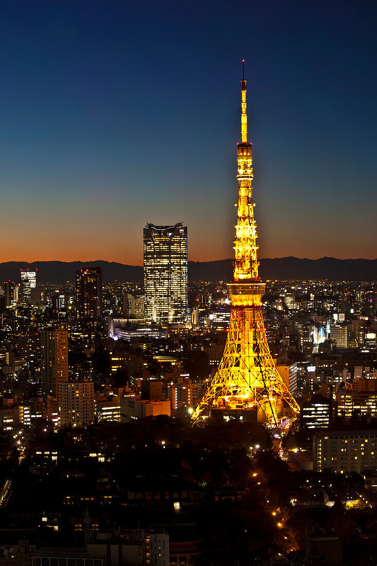 Roppongi Hills und Tokyo Tower nach Sonnenuntergang gesehen vom World Trade Center Building, Hamamatsucho, Minato-ku, Tokio, Japan