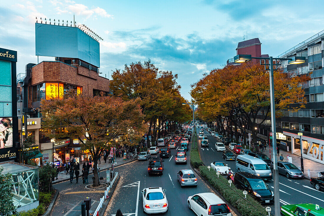 Stau auf der Omotesando im Herbst, Shibuya, Tokio, Japan