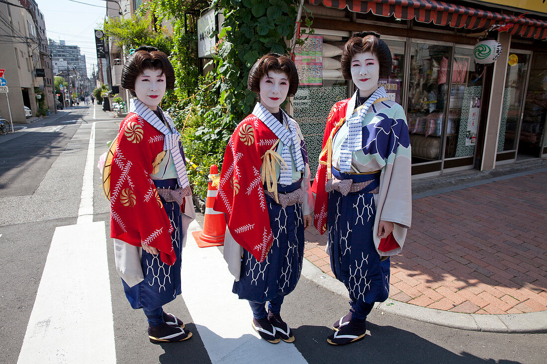 Drei Geishas in den Straßen von Asakusa während des Sanja Matsuri, Taito-ku, Tokio, Japan