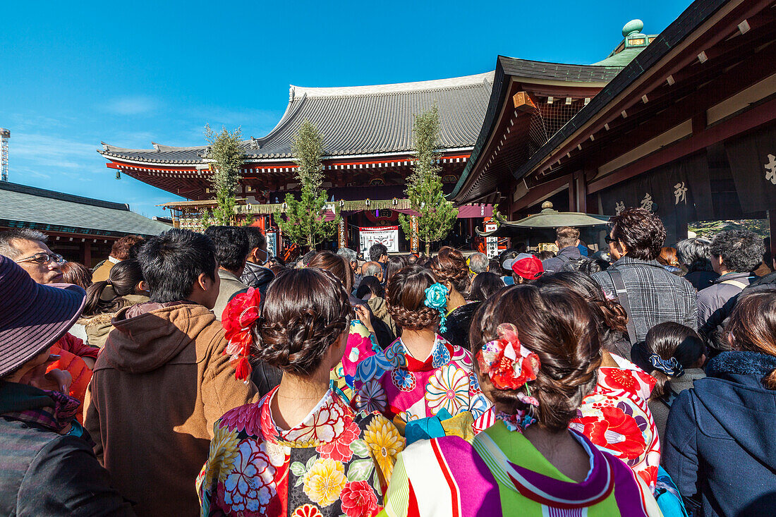 Junge japanische Frauen bekleidet im Kimono vorm Tempel Senso-ji in Asakusa während des Neujahr, Taito-ku, Tokio, Japan