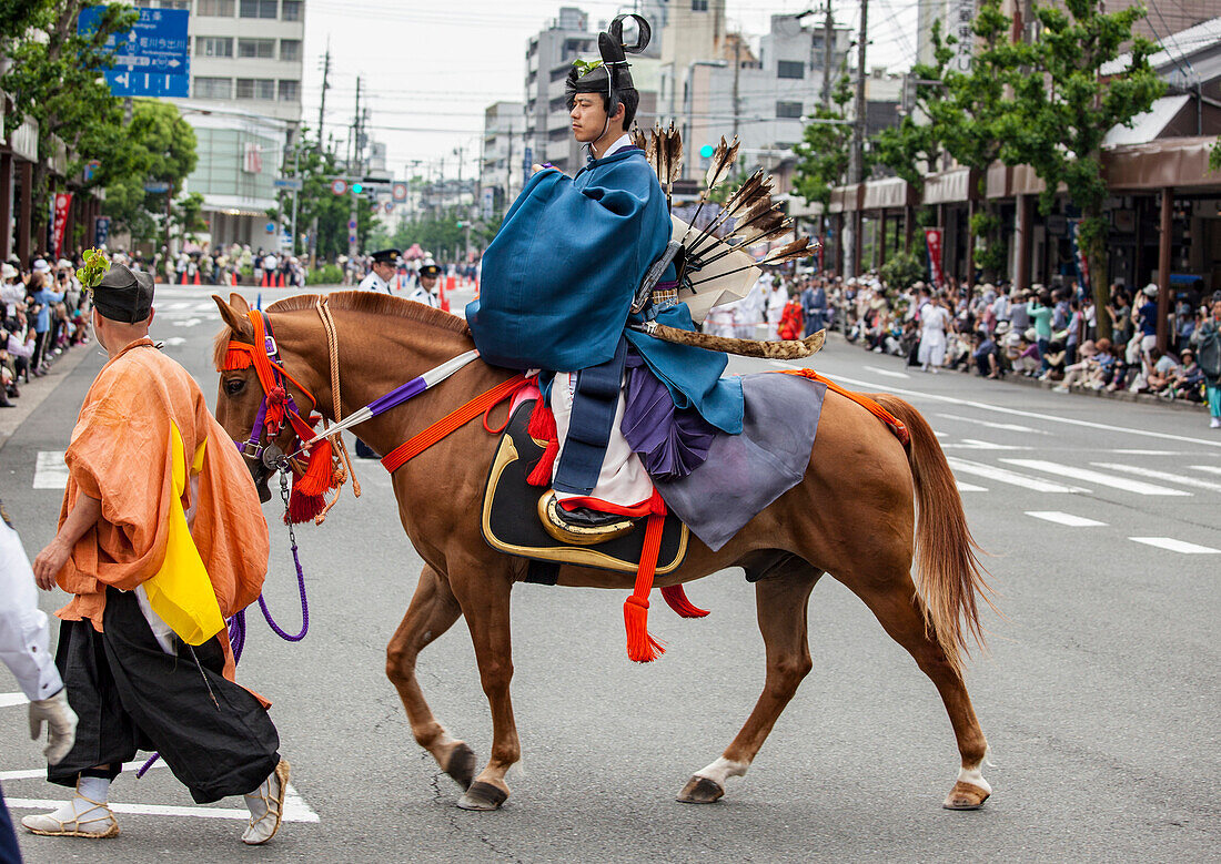 Bogenschütze auf Pferd während des Fest Aoi Matsuri in Kyoto, Japan