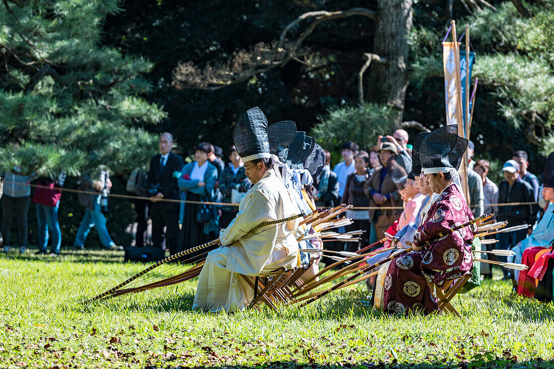 Bogenschützen sitzend während des Herbst Grand Festivals am Meiji Schrein, Shibuya, Tokio, Japan