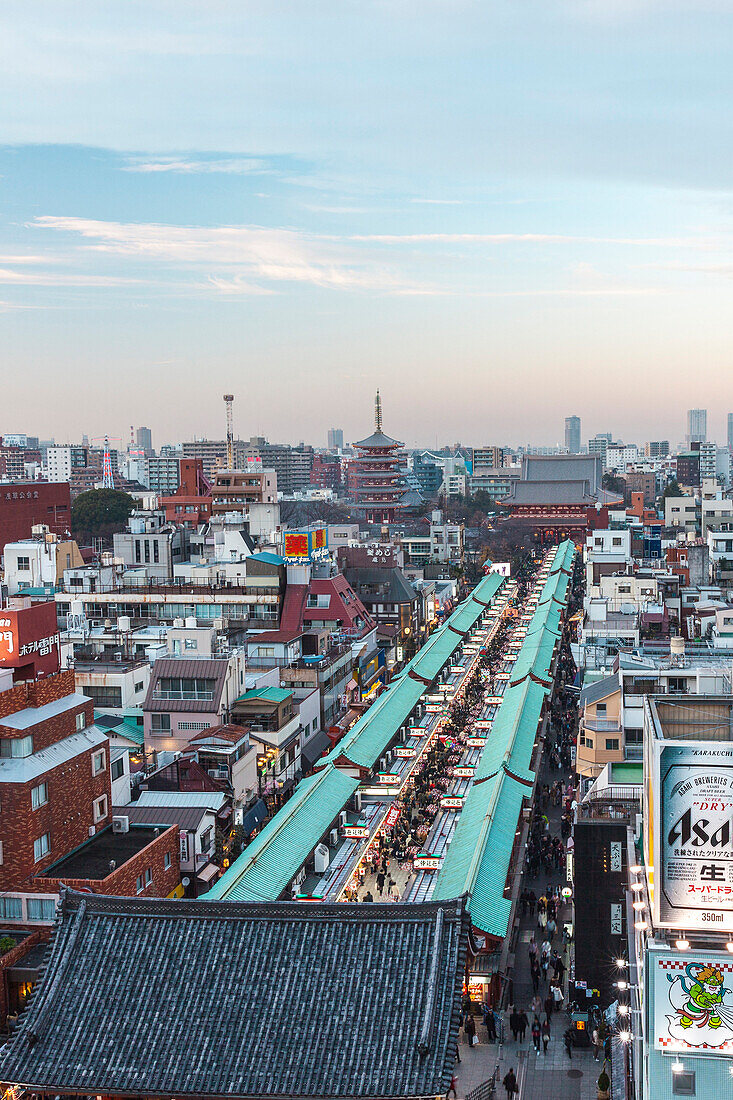 Sonnenuntergang am Kaminari-mon mit Nakamise Straße vorm Senso-ji in Asakusa, Taito-ku, Tokio, Japan