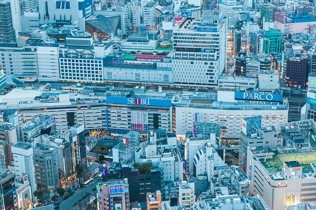 Einkaufszentrum um den Ikebukuro Bahnhof gesehen von Sunshine City Aussichtsplattform, Toshima-ku, Tokio, Japan