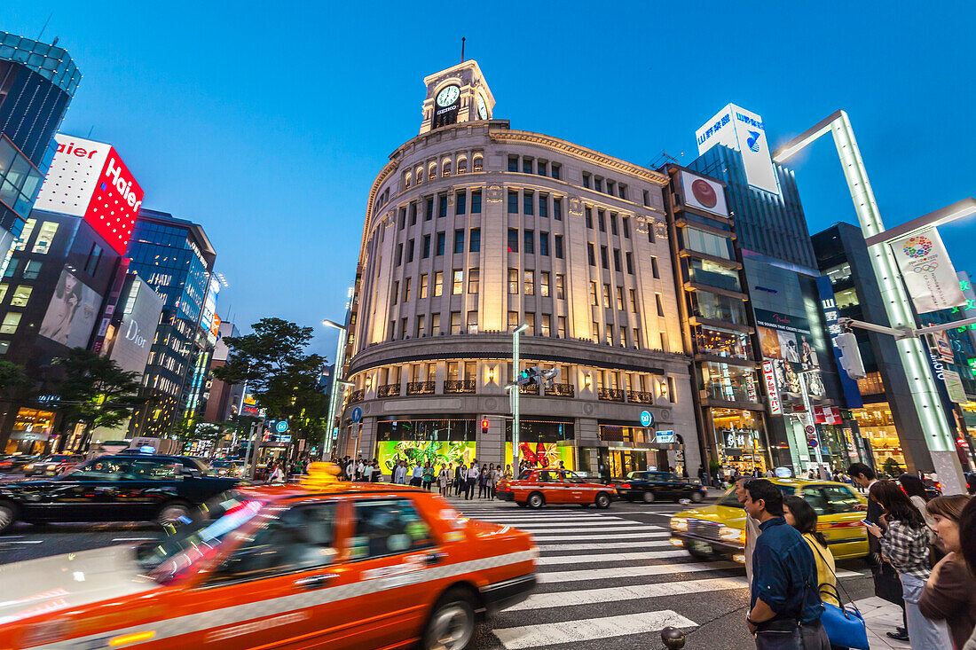 Kreuzung mit Taxis am Wako Building in der Ginza, Chuo-ku, Tokio, Japan