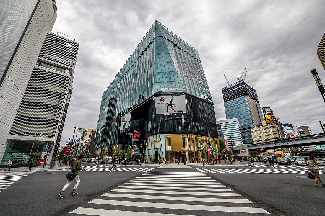 Kreuzung mit Fußgängern am Tokyu Plaza Ginza an wolkigem Tag, Ginza, Chuo-ku, Tokio, Japan