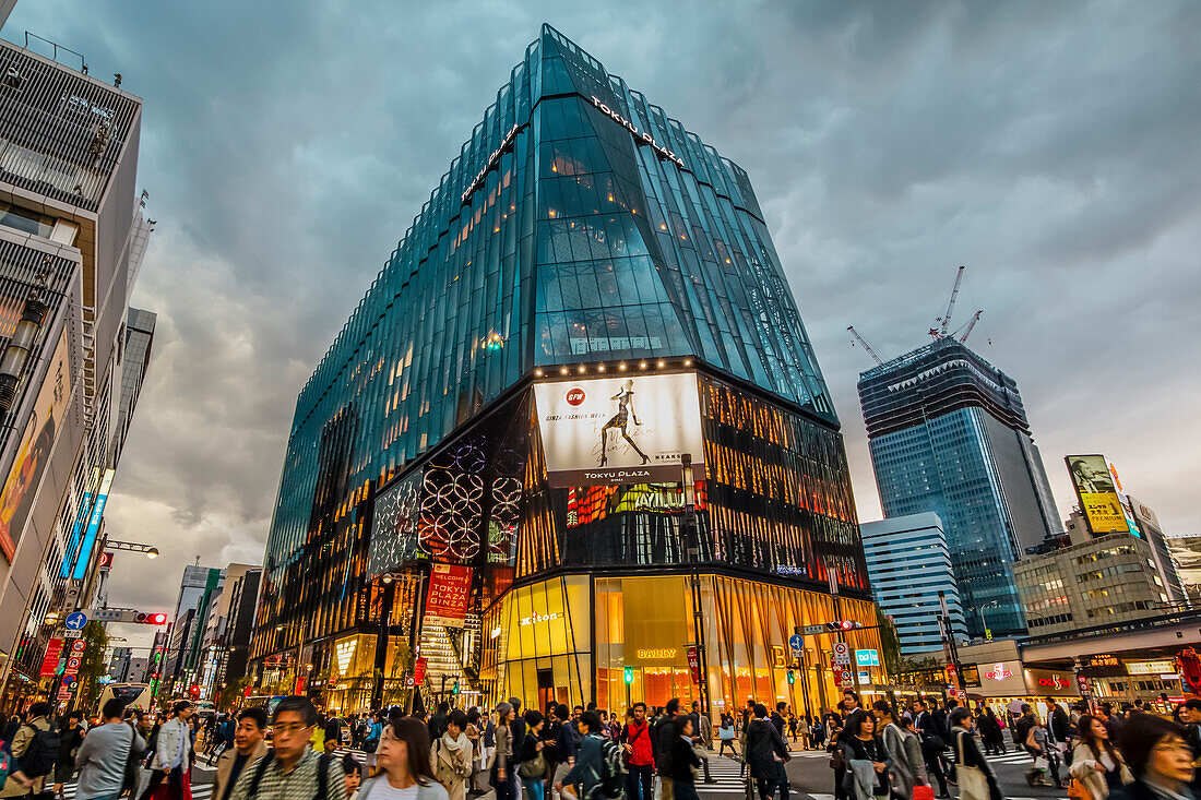 Kreuzung mit Fußgängern am Tokyu Plaza Ginza an wolkigem Tag, Ginza, Chuo-ku, Tokio, Japan