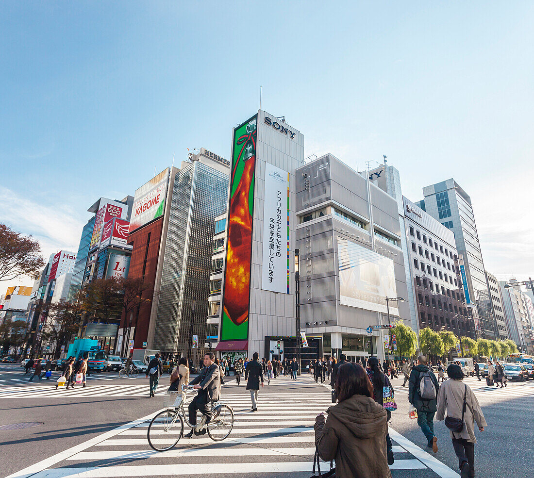 Sukiyabashi Kreuzung mit Fußgängern in der Ginza am Nachmittag, Chuo-ku, Tokio, Japan