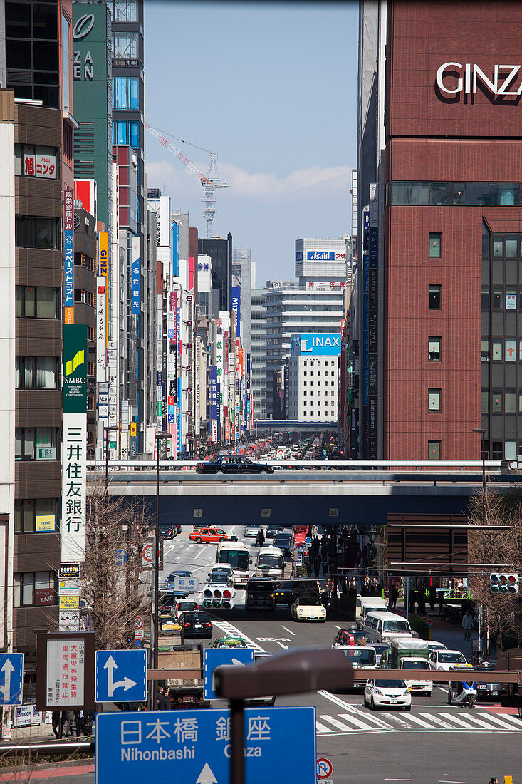 Ginza und Hochstraße gesehen von Shimbashi, Chuo-ku, Tokio, Japan