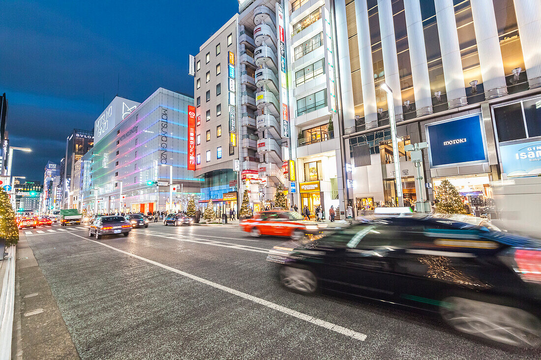 Bewegte Autos in der Ginza zu Weihnachten und blauer Stunde, Chuo-ku, Tokio, Japan