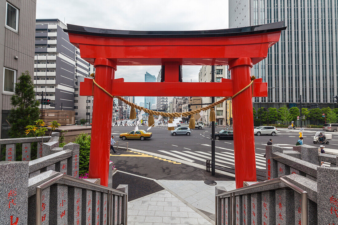 Torii eines kleinen Schrein an großer Kreuzung bei Shimbashi in Richtung Toranomon Hills, Minato-ku, Tokio, Japan