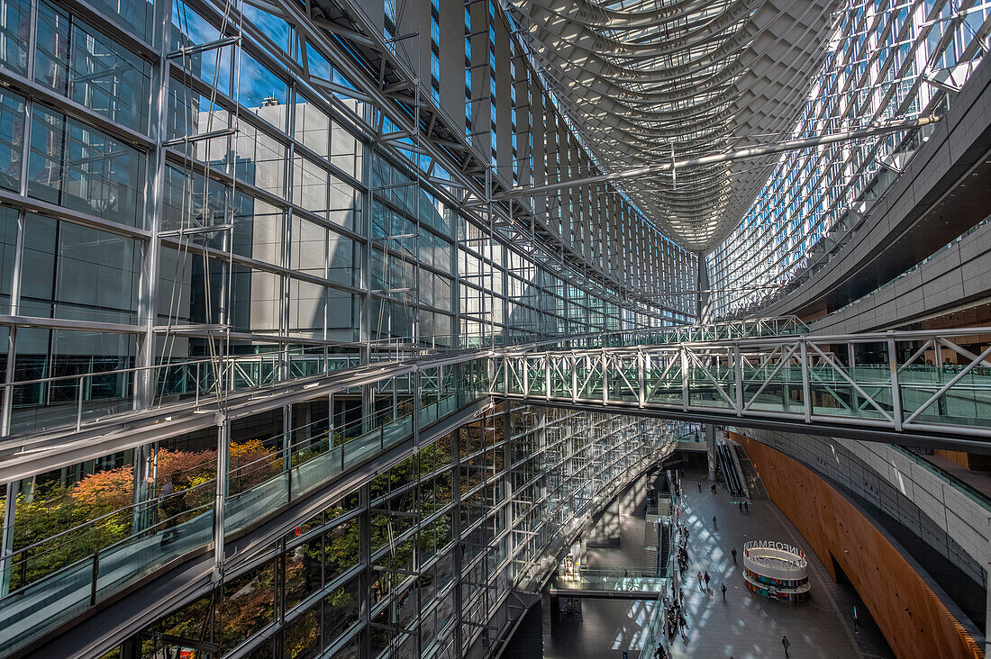 Innere Architektur und Dach des Tokyo International Forum, Chiyoda-ku, Tokio, Japan