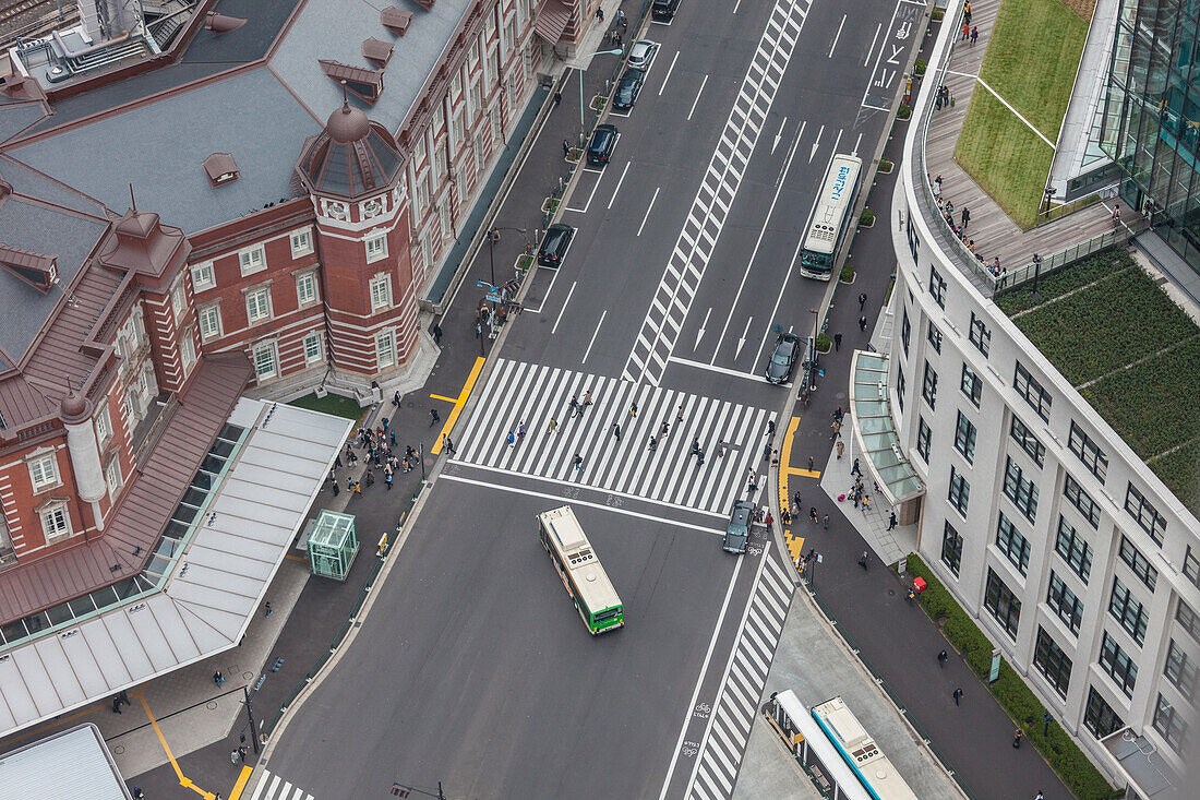 Aufnahme von oben ein Bus wartet am Zebrastreifen zwischen Tokio Hauptbahnhof und JP Tower, Chuo-ku, Tokio, Japan