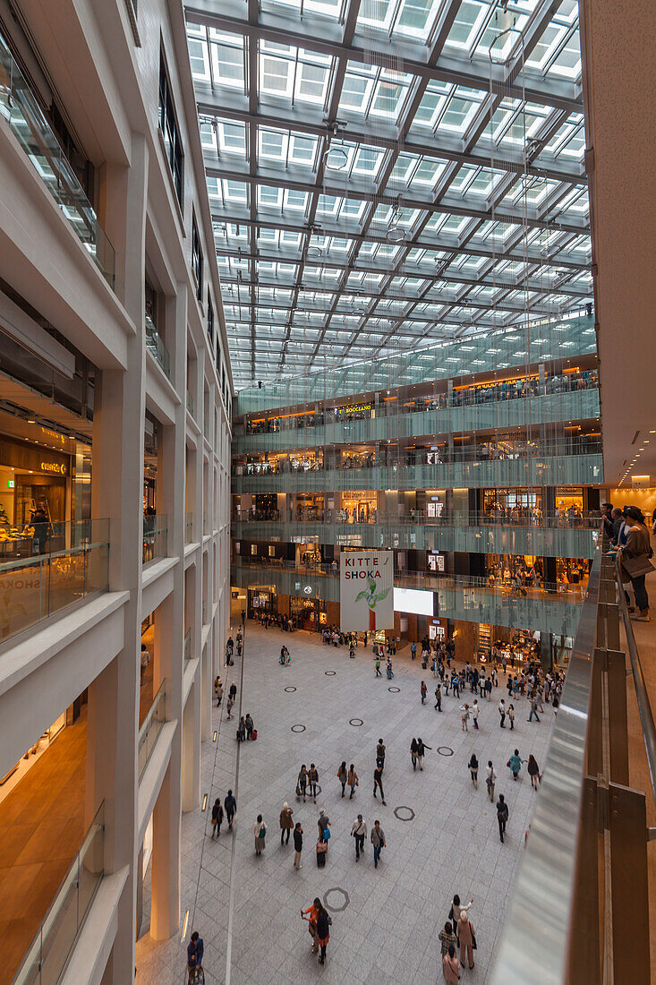 Atrium innerhalb JP Tower, Chuo-ku, Tokio, Japan