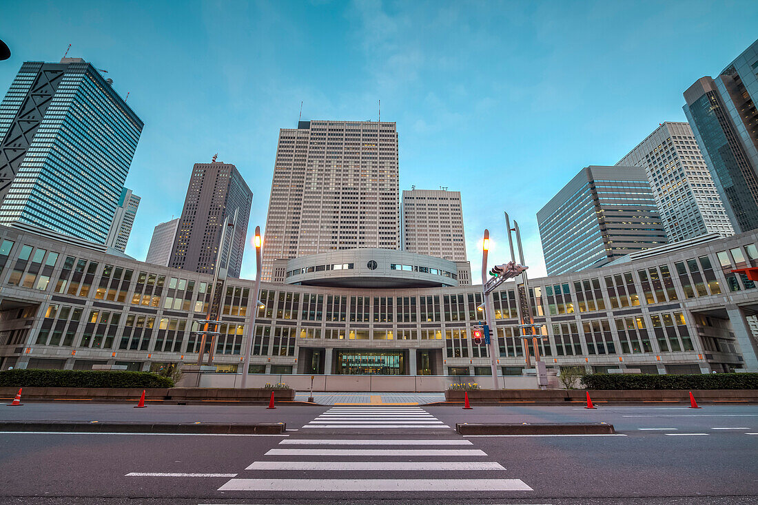 Gegenüber vom Tokyo Metropolitan Government Hauptgebäude, Shinjuku, Tokio, Japan
