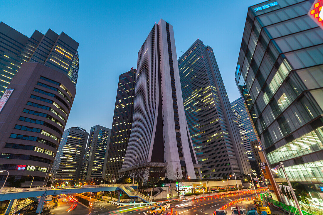 Shinjuku Wolkenkratzer zur blauen Stunde, Shinjuku, Tokio, Japan