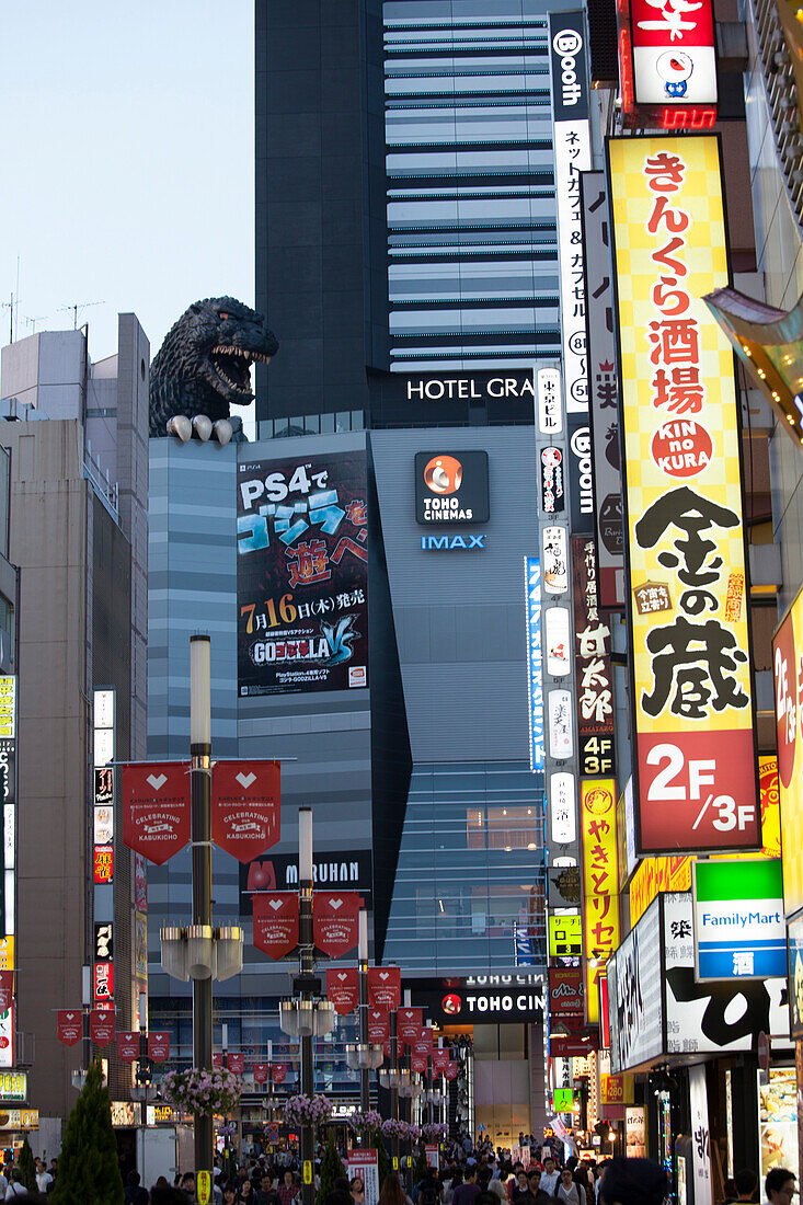 Ein Kino mit Godzilla auf dem Dach im Shinjuku, Tokio, Japan